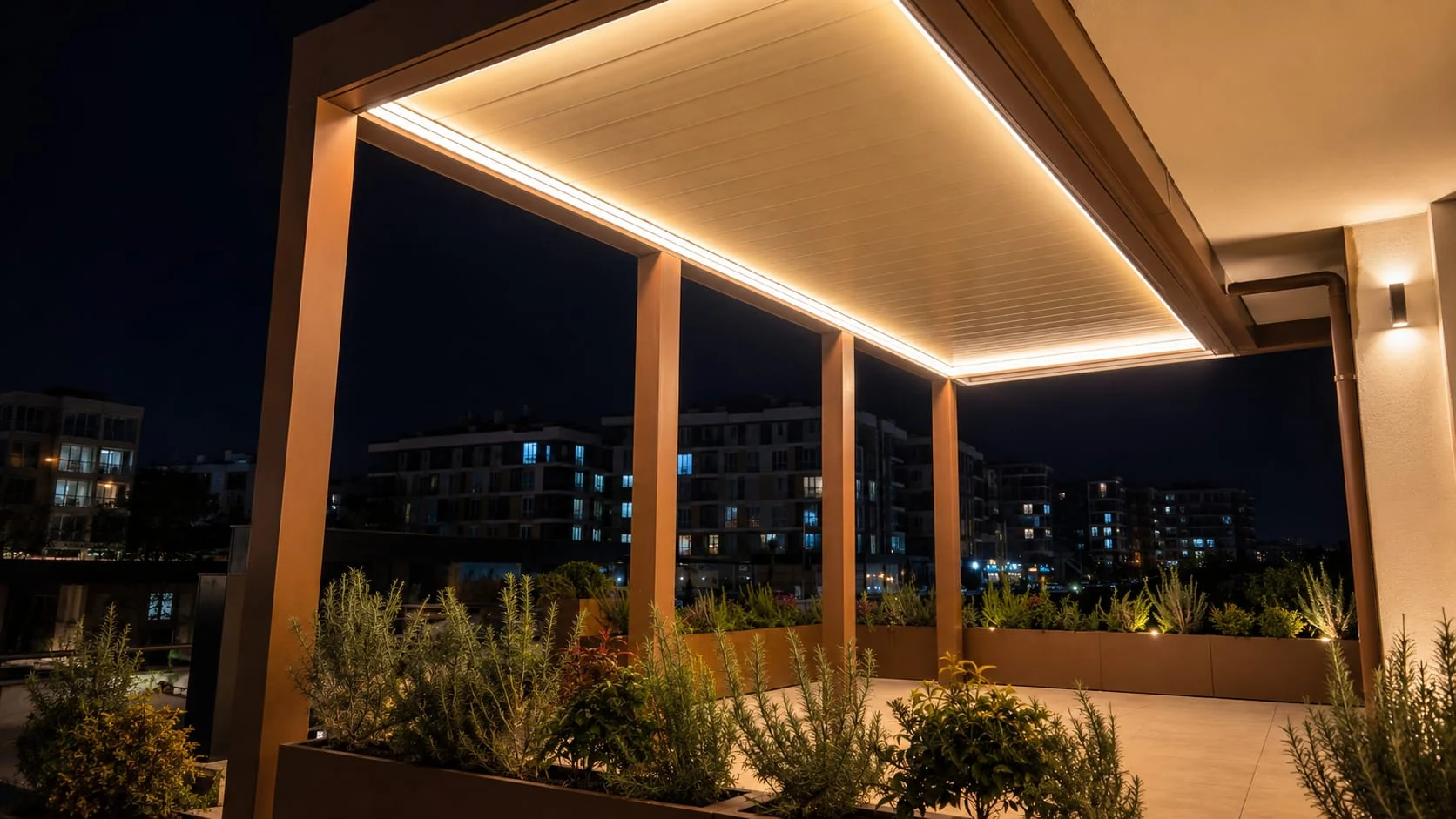 Pergola sa integrisanom ambijentalnom rasvetom u večernjem okruženju